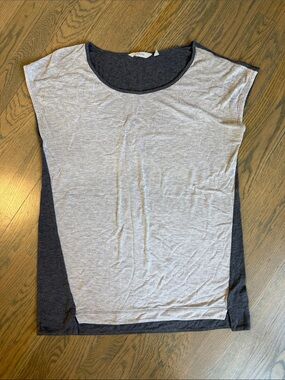 Athleta Two-Tone Scoop Neck Tee in Light Gray & Dark Gray